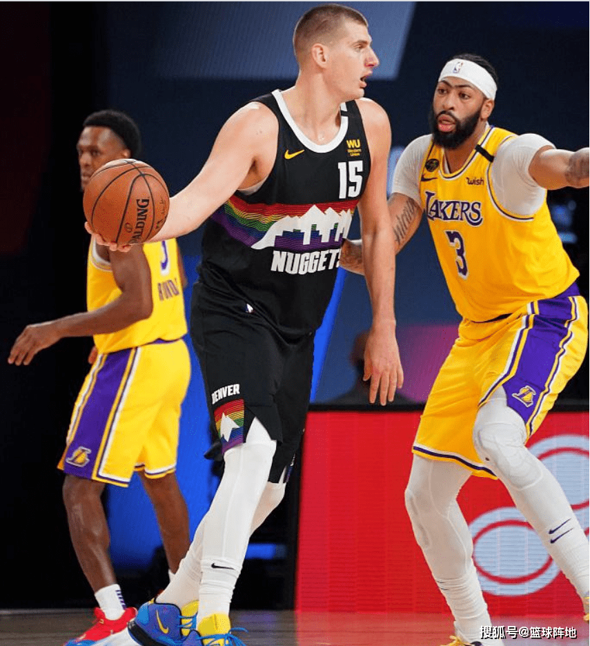 Uzi在掘金比赛中险胜,重返赛场引发热议!全场沸腾不已 Uzi在掘金比赛中险胜,重返赛场引发热议!全场沸腾不已