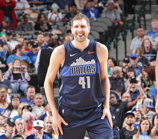 那不勒斯训练开放日,今晚防线松动引欢呼,NBA季后赛在即,细节决定成败 那不勒斯训练开放日,今晚防线松动引欢呼,NBA季后赛在即,细节决定成败